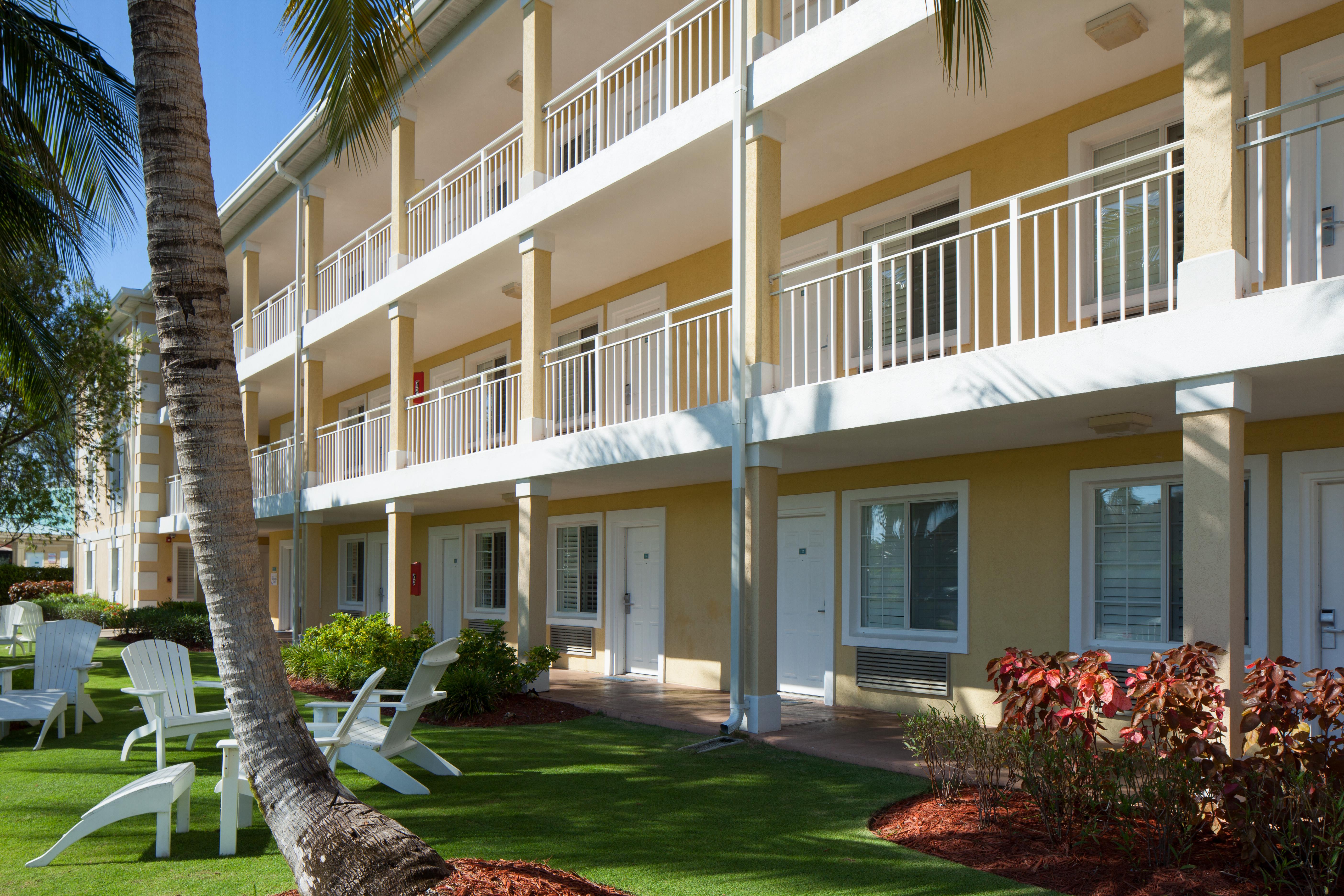 Sunshine Suites Resort West Bay Екстериор снимка