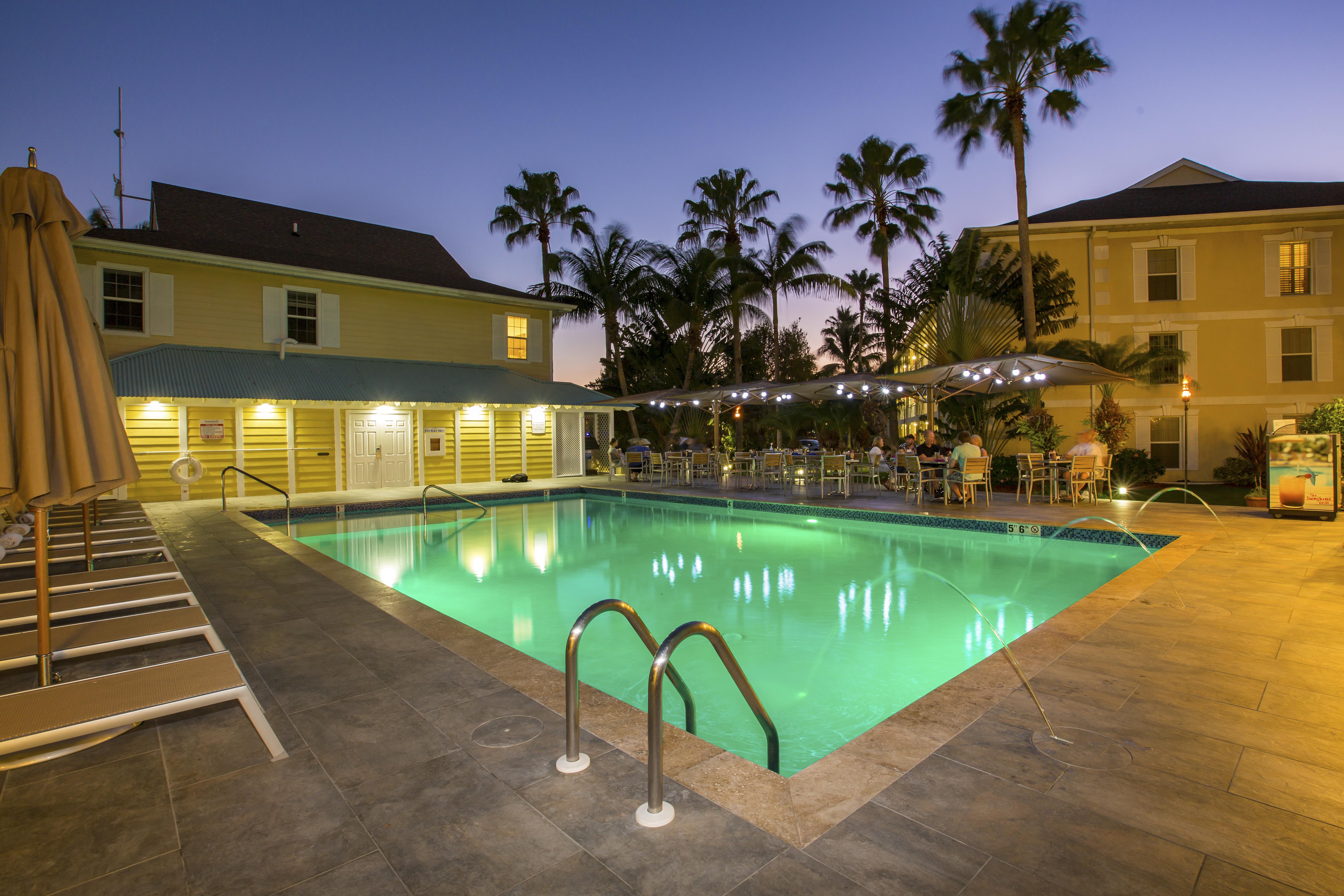 Sunshine Suites Resort West Bay Екстериор снимка