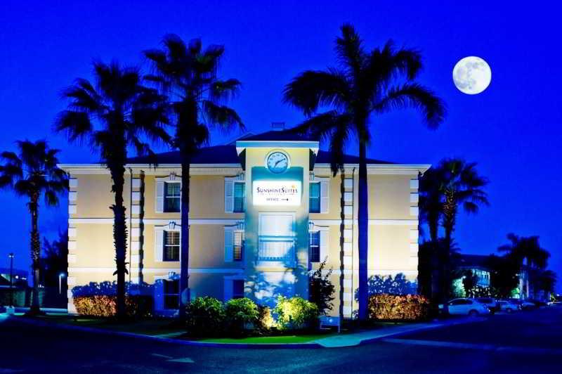 Sunshine Suites Resort West Bay Екстериор снимка