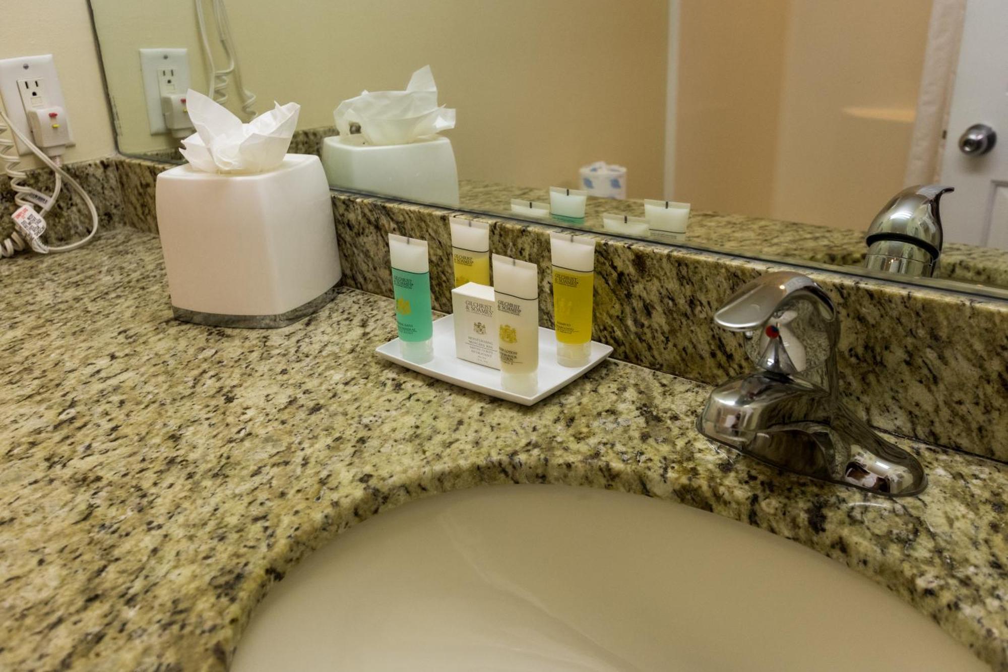 Sunshine Suites Resort West Bay Екстериор снимка