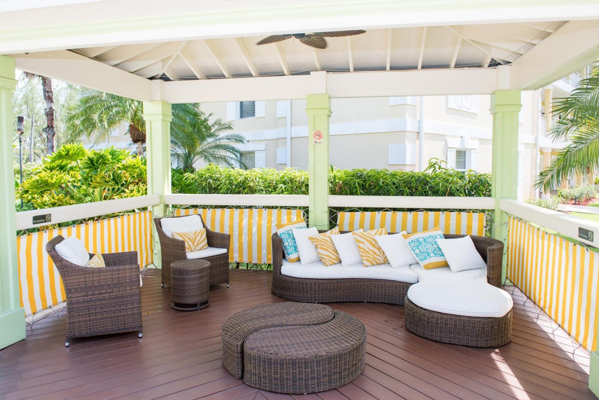 Sunshine Suites Resort West Bay Екстериор снимка