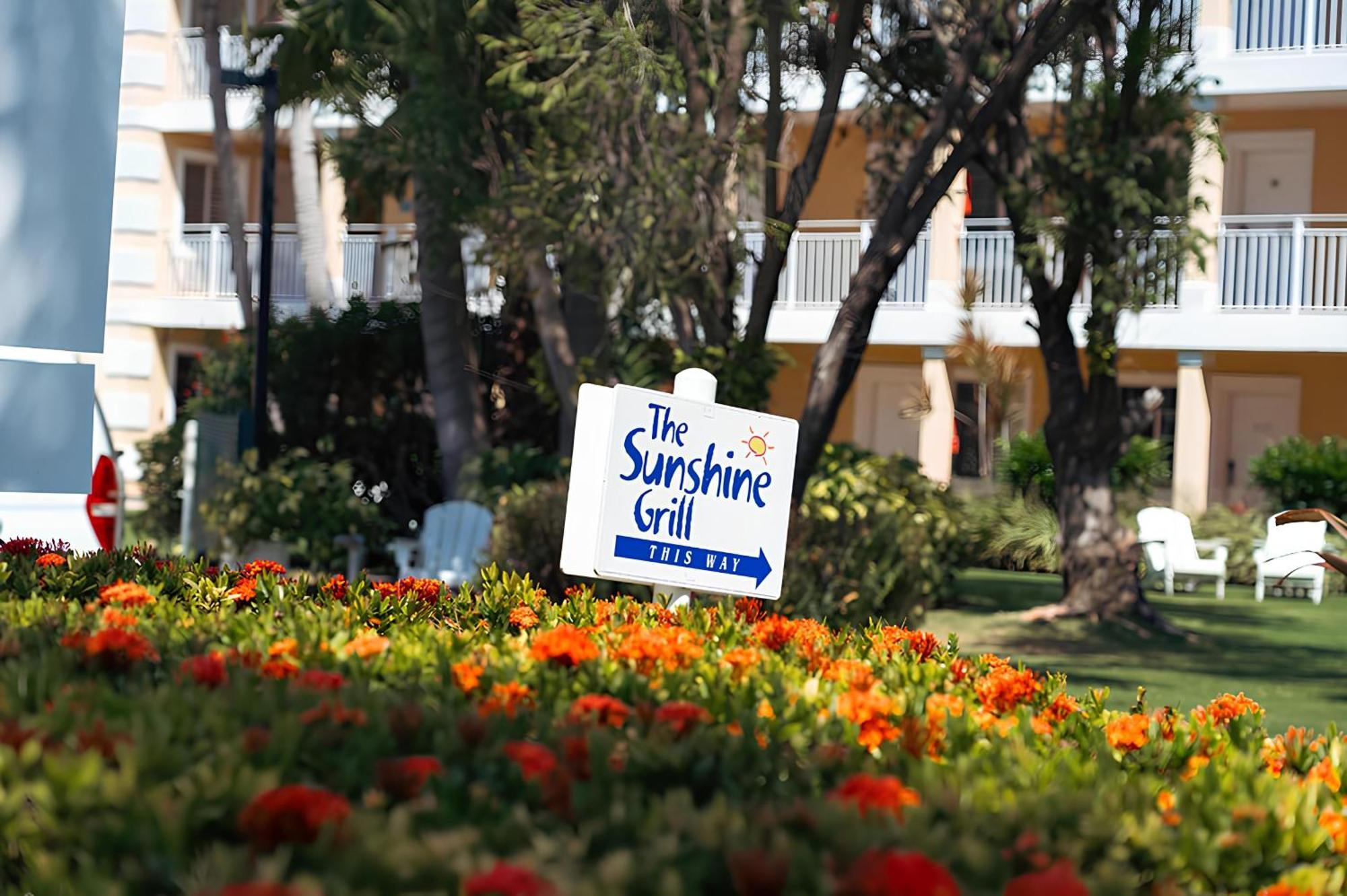 Sunshine Suites Resort West Bay Екстериор снимка