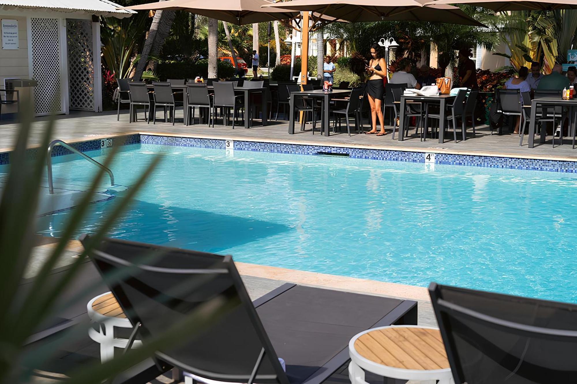 Sunshine Suites Resort West Bay Екстериор снимка