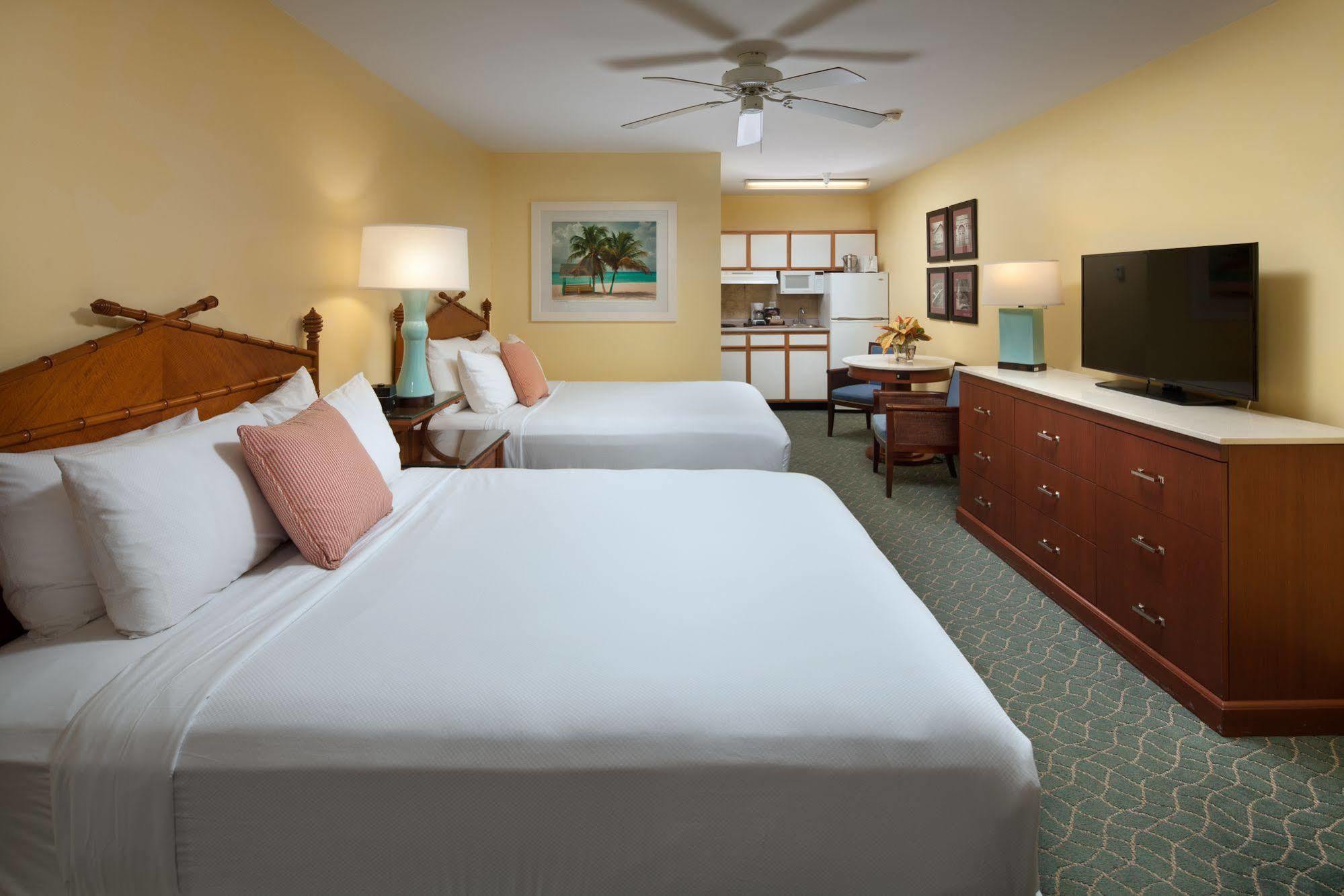 Sunshine Suites Resort West Bay Екстериор снимка